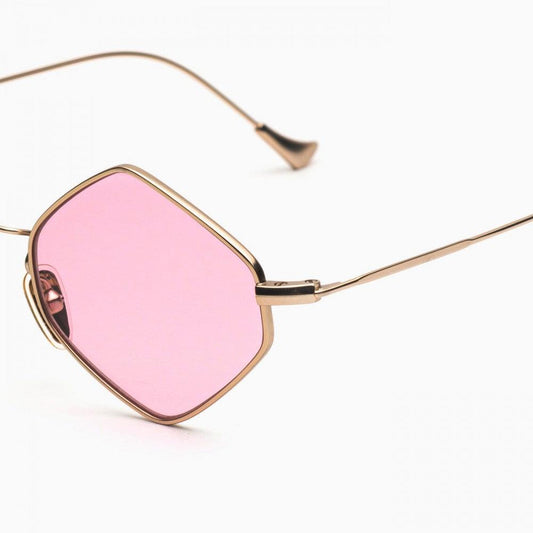 Il modello Rombo è una vera e propria dichiarazione di stile. Montatura leggera in metallo con lente rosa.